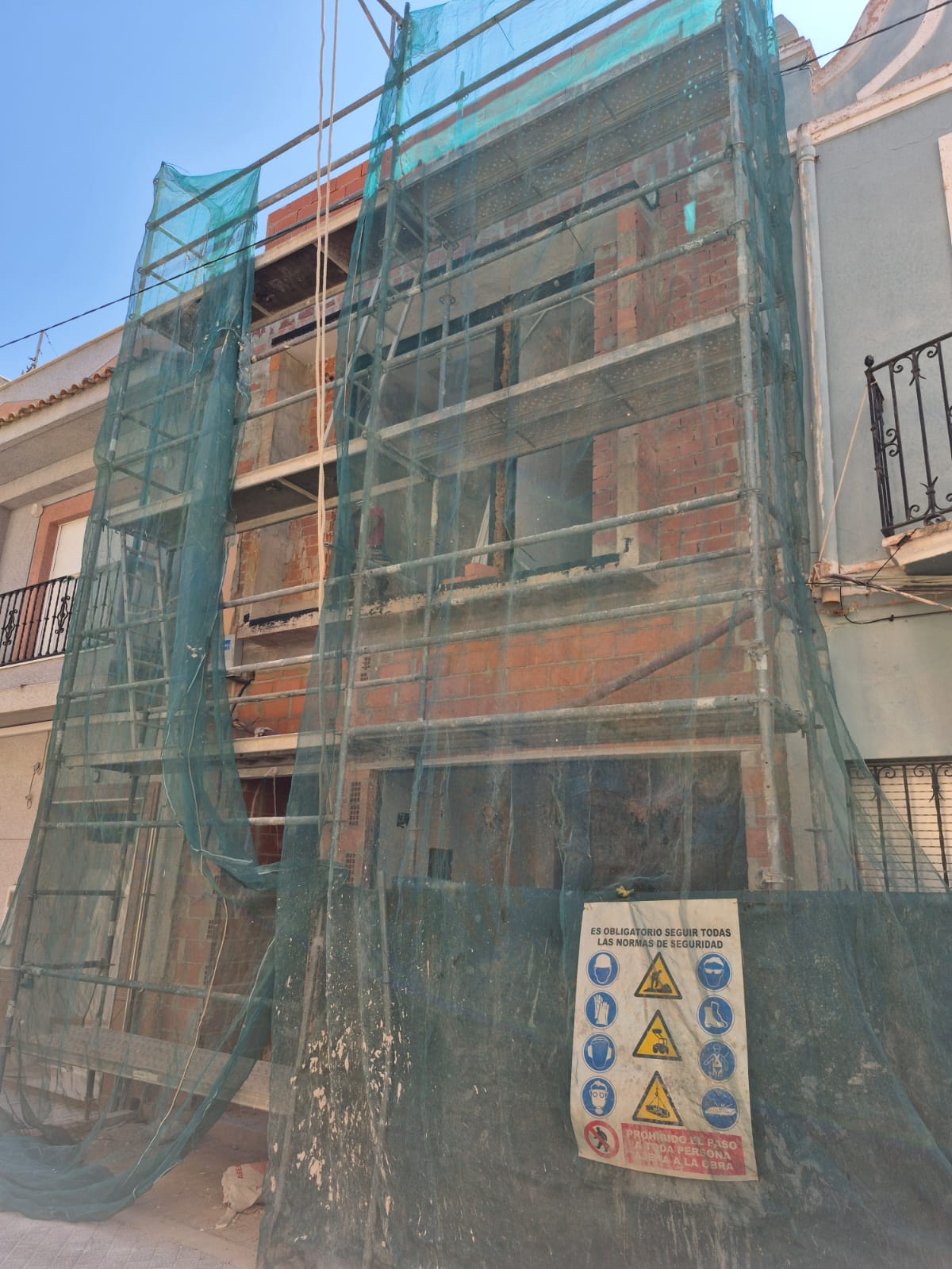 Aplicación de mortero proyectado en fachada