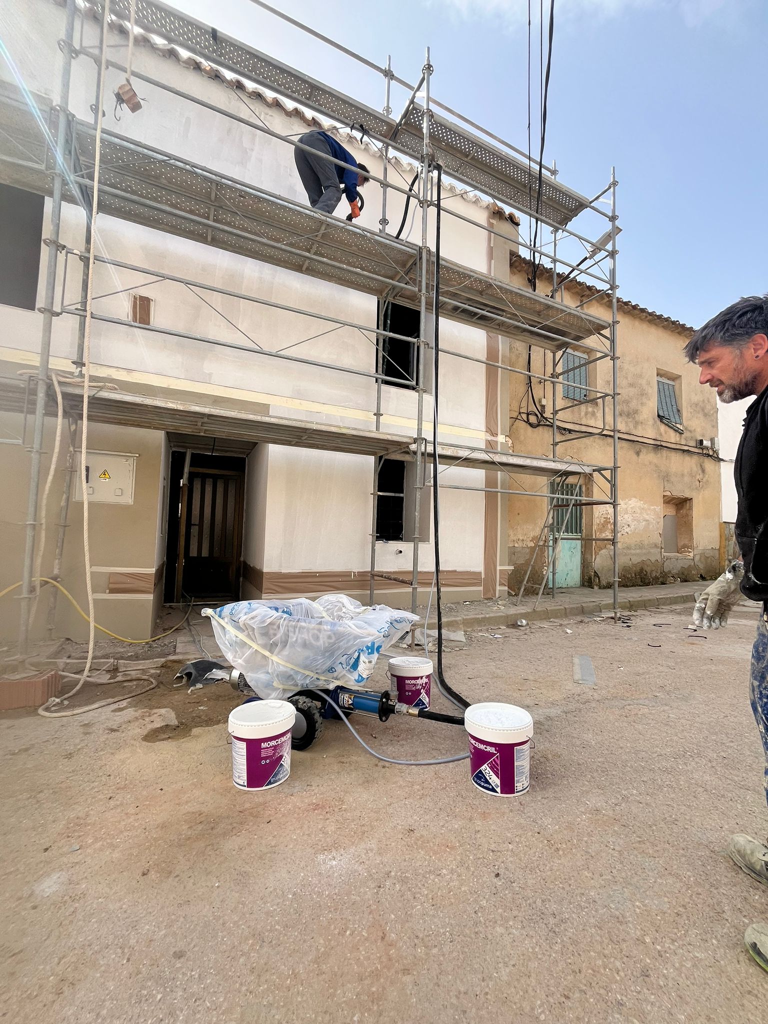 Trabajos de proyección en fachada residencial